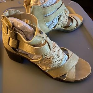 Cute nude strapped sandal with crochet detail